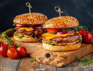 ABD’de “hamburger nasıl yenir” tartışması: Ters çevirip ısırın