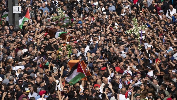 İsrail’in öldürdüğü Filistinli gazetecinin cenazesine on binlerce kişi katıldı