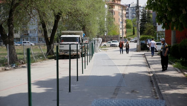 Belediyeye kızan aile yolu ikiye böldü!