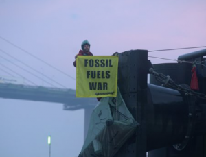 Greenpeace, Rus yakıtı taşıyan tankerin İngiltere limanına girişini engelledi