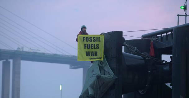 Greenpeace, Rus yakıtı taşıyan tankerin İngiltere limanına girişini engelledi