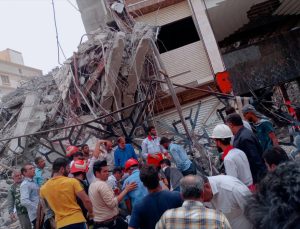 İran’da 10 katlı bina çöktü, 4 kişi hayatını kaybetti, 80 kişi enkazda