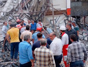 İran’da 10 katlı binanın çökmesi sonucu ölenlerin sayısı 28’e yükseldi