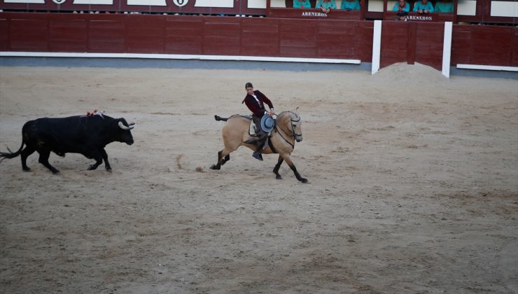 Fransız kadın matador Lea Vicens, Madrid arenasını omuzlar üzerinde terk etti