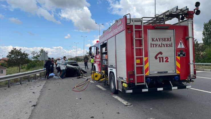 Kamyona çarpan otomobildeki 4 kişi öldü, 1 kişi yaralandı