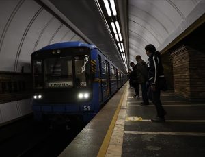 Sığınak olarak kullanılan Kiev’deki metrolarda ulaşım yeniden faaliyette