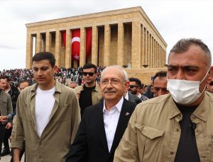 Kılıçdaroğlu gençlerle birlikte Anıtkabir’i ziyaret etti