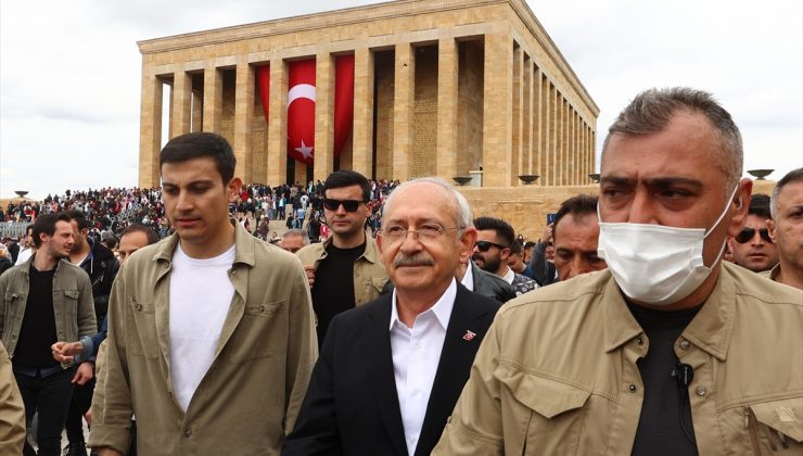 Kılıçdaroğlu gençlerle birlikte Anıtkabir’i ziyaret etti