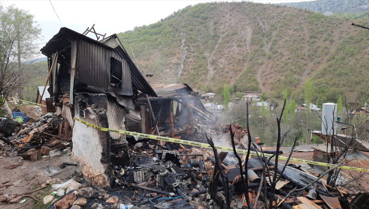 Yanan evin enkazında anne ile oğlunun cesedine ulaşıldı