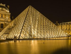 Louvre Müzesi eski müdürü, tarihi eser kaçakçılığına ‘göz yummakla’ suçlanıyor