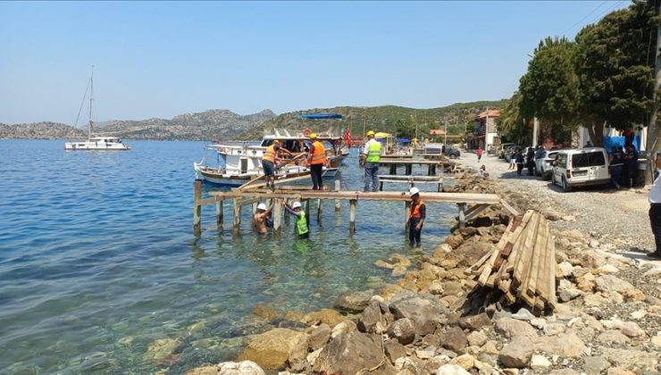 Marmaris’te kaçak iskeleler yıkılıyor