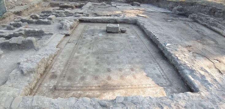 Bergama’da 1800 yıllık mozaik bulundu