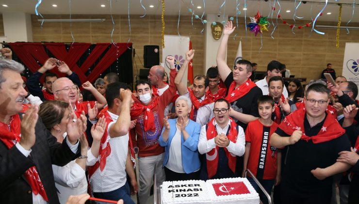 Muğla’da engellilere temsili askerlik kınası yakıldı