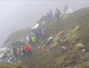 Nepal dağlarında kaybolan uçağın enkazı bulundu