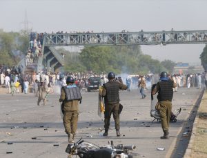 Pakistan’da eski Başbakan Han’ın destekçileri polisle çatıştı