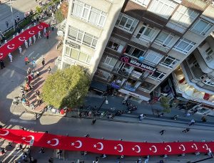 1919 metrelik Türk bayrağıyla yürüyüş yapıldı