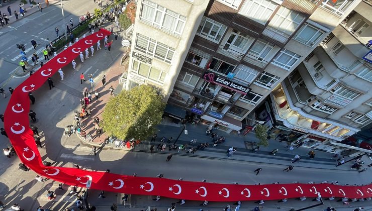1919 metrelik Türk bayrağıyla yürüyüş yapıldı
