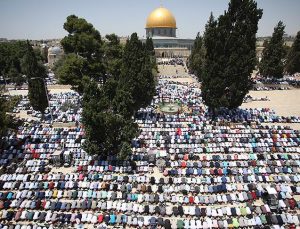 Arap ülkelerindeki milyonlarca Müslüman bayram namazında Mescid-i Aksa’yı unutmadı