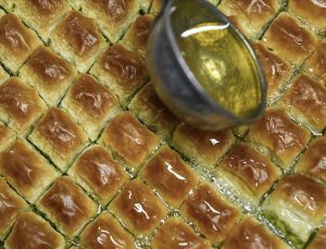 Zehirli baklava gönderip kayınpederini hastanelik etti!