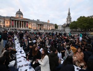 Londra’nın Trafalgar Meydanı’nda toplu iftar düzenlendi