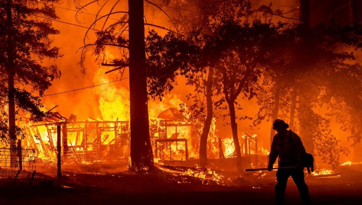 California’daki orman yangını konutlara yöneldi