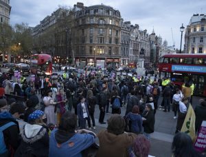 Londra’da binlerce kişi meydanlara çıktı
