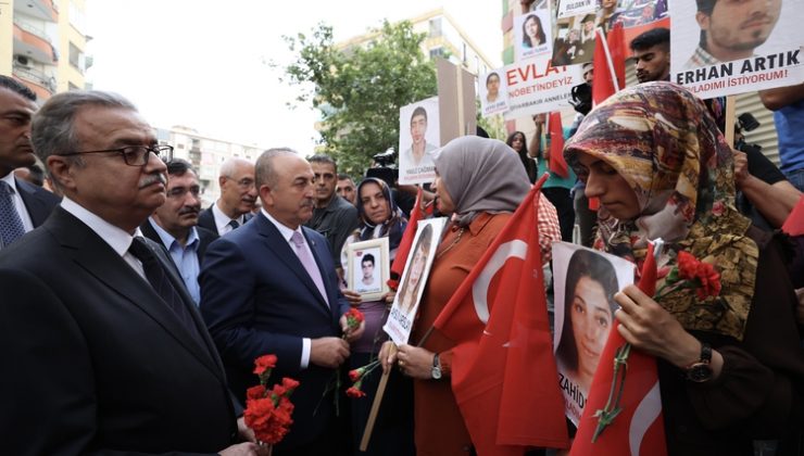 Dışişleri Bakanı Mevlüt Çavuşoğlu, Diyarbakır annelerini ziyaret etti
