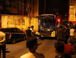 İETT otobüsü Eyüpsultan’da park halindeki 17 araca çarptı