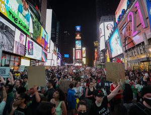 ABD’de binlerce kişi kürtaj kararına karşı sokaklara döküldü