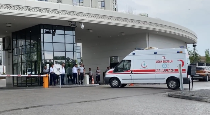 Ankara’da bir ambulans şoförü, oksijen tüplerini açarak kendini araca kilitledi