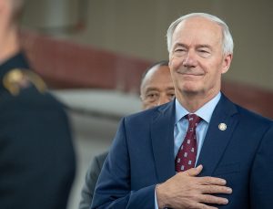 Asa Hutchinson’dan Trump’a adaylıktan çekilme çağrısı