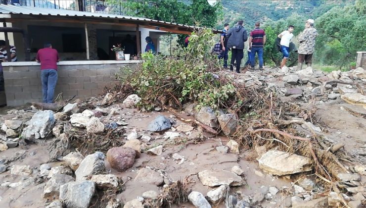 Aydın’da bazı evleri su bastı, iki otomobil sele kapıldı