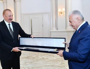 Binali Yıldırım’dan Aliyev’e kılıç hediyesi
