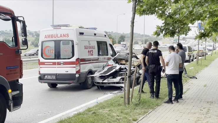 Beton mikseri otomobilin üstüne devrildi: 4 ölü, 3 yaralı