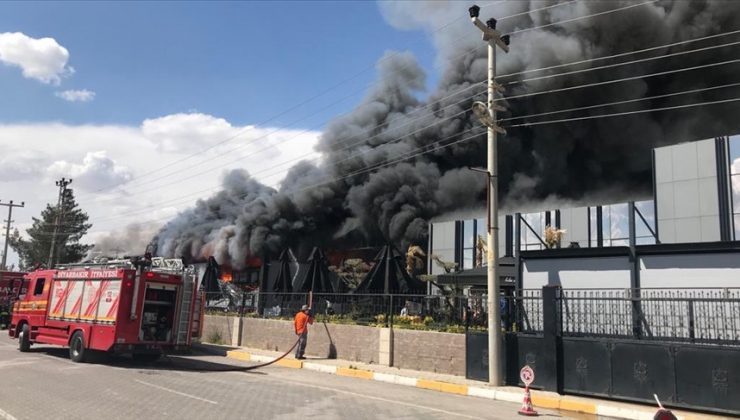 Diyarbakır’da fabrikada çıkan yangına müdahale ediliyor