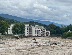 Düzce’de taşkın nedeniyle inşaat halindeki binalar çöktü