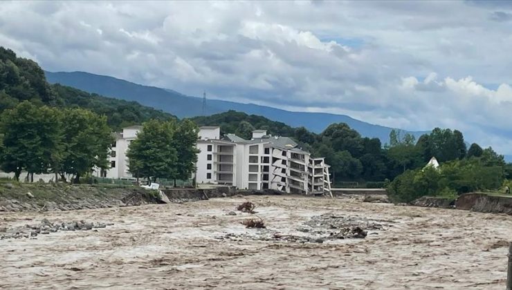 Düzce’de taşkın nedeniyle inşaat halindeki binalar çöktü