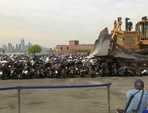 New York’ta yasadışı 92 motosiklet imha edildi