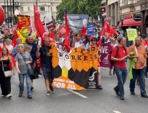 Londra’da binlerce kişi hayat pahalılığına karşı sokağa çıktı