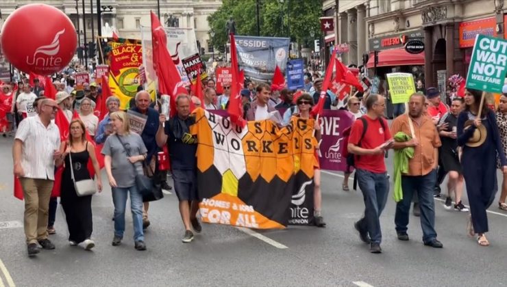 Londra’da binlerce kişi hayat pahalılığına karşı sokağa çıktı