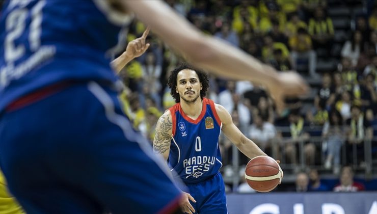 Larkin 2 yıl daha Anadolu Efes’te