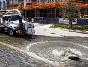 Miami’de şiddetli yağmur sonrası kanalizasyonlar taştı