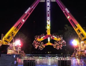 Lunaparktaki salıncak platformdan çıktı!