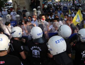 İstanbul’un göbeğinde teröristbaşı için yürüdüler… HDP’li vekiller Öcalan lehine slogan attı