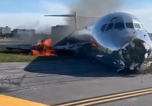 ABD’de 126 yolcu taşıyan uçak Miami Havalimanı’na inişi sırasında düşerek alev aldı!