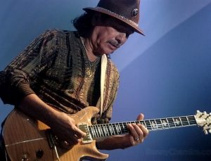 Efsane gitarist Carlos Santana konser sırasında bayıldı