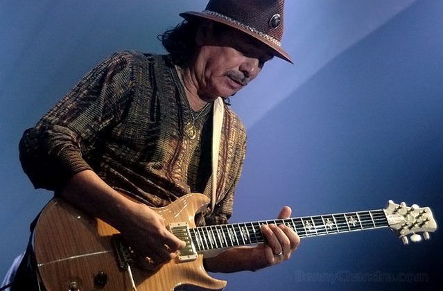 Efsane gitarist Carlos Santana konser sırasında bayıldı