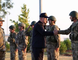 Bakan Akar ve TSK komuta kademesi Süleyman Şah Türbesi’ni ziyaret etti