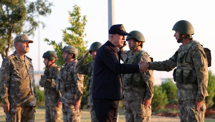 Bakan Akar ve TSK komuta kademesi Süleyman Şah Türbesi’ni ziyaret etti