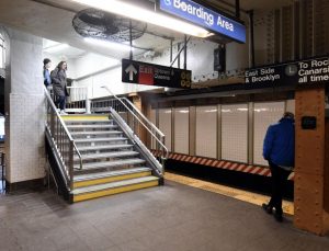 New York metrosunda çanta kontrolleri yeniden başlıyor
